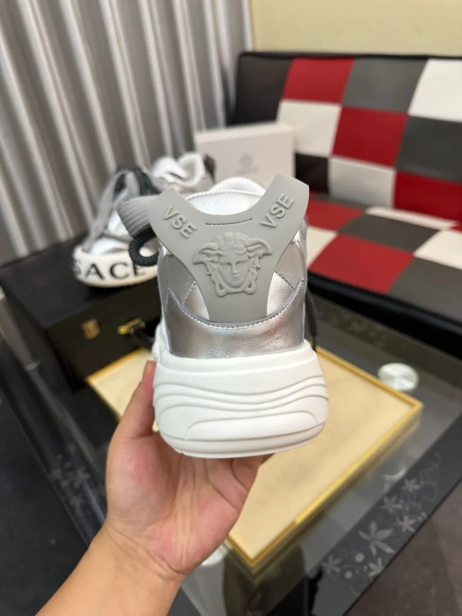 1785557951472247.jpg 注目される スタイリッシュ 厚底スニーカー ヴェルサーチ スニーカー コピー メンズシューズ シルバー