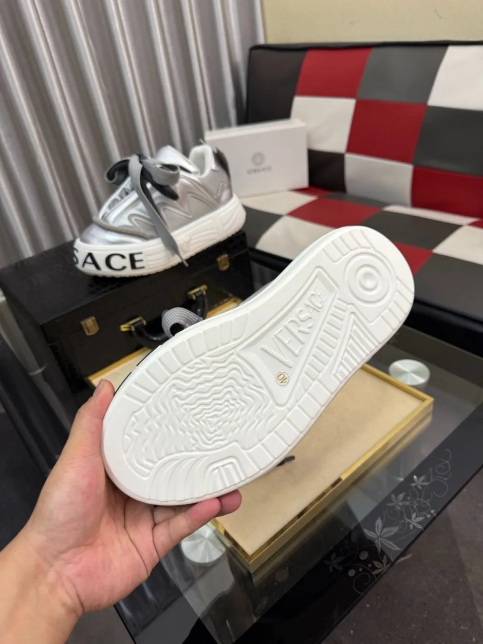 1785557951963902.jpg 注目される スタイリッシュ 厚底スニーカー ヴェルサーチ スニーカー コピー メンズシューズ シルバー