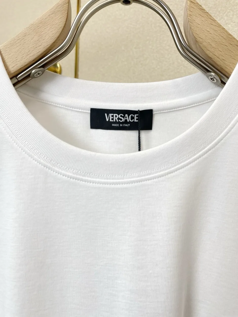 1785578318613527.jpg メデューサ刺繍 クルーネック 半袖Tシャツ ヴェルサーチ Tシャツ 偽物 合わせやすい