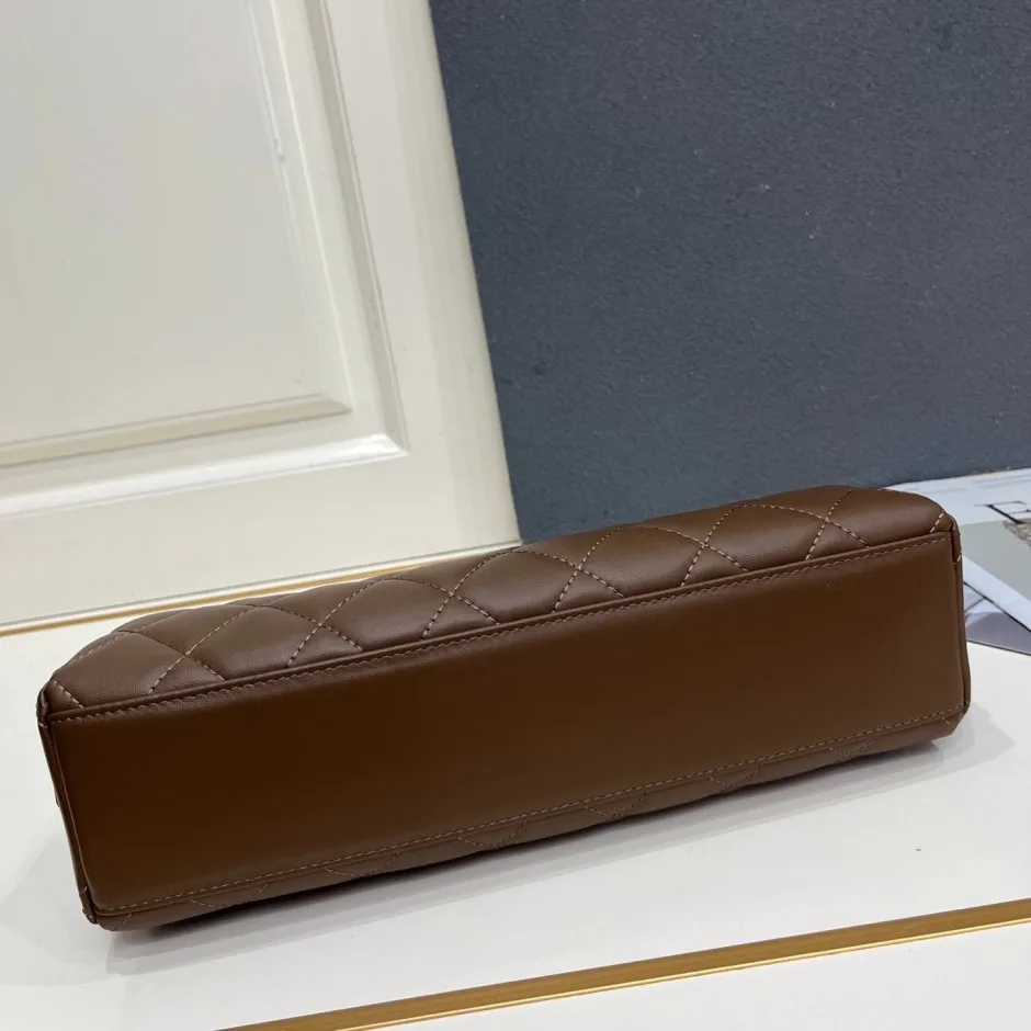 1785728766579628.jpg シャネル バッグ コピー 洗練された レザー ショルダーバッグ ブラウン