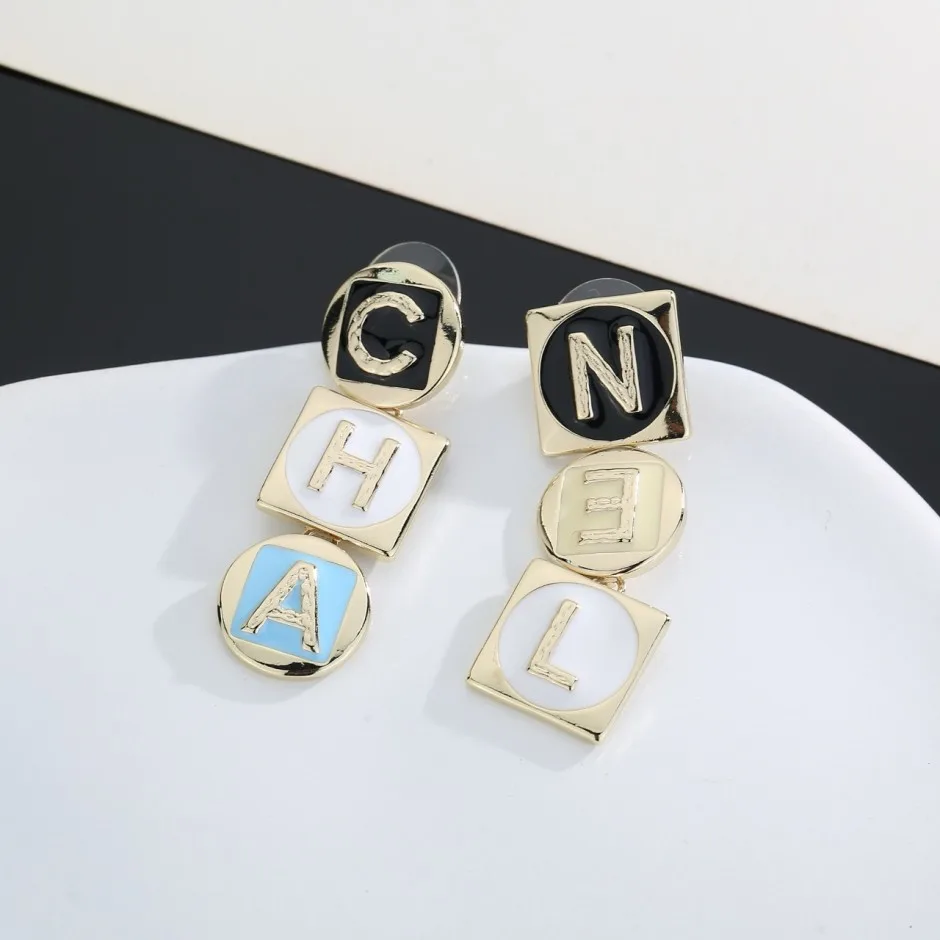 1785809759106534.jpg スタイリッシュ アルファベット ロゴピアス シャネル イヤリング 偽物