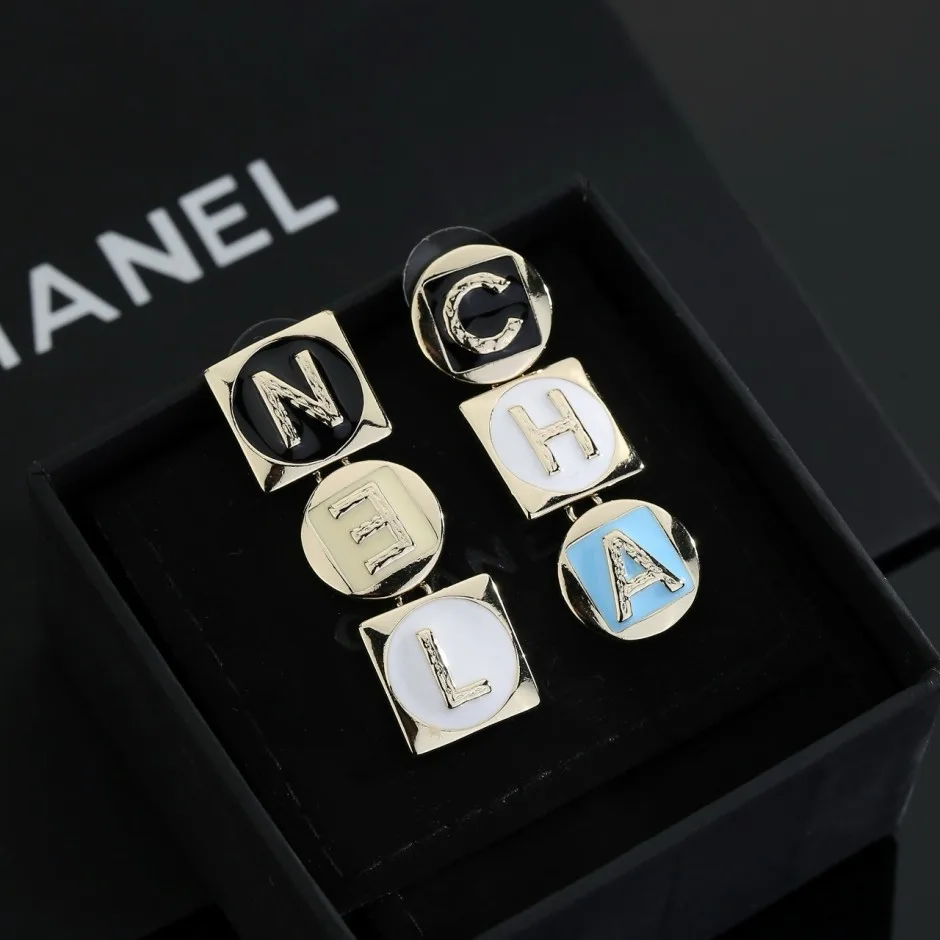 1785809759567192.jpg スタイリッシュ アルファベット ロゴピアス シャネル イヤリング 偽物