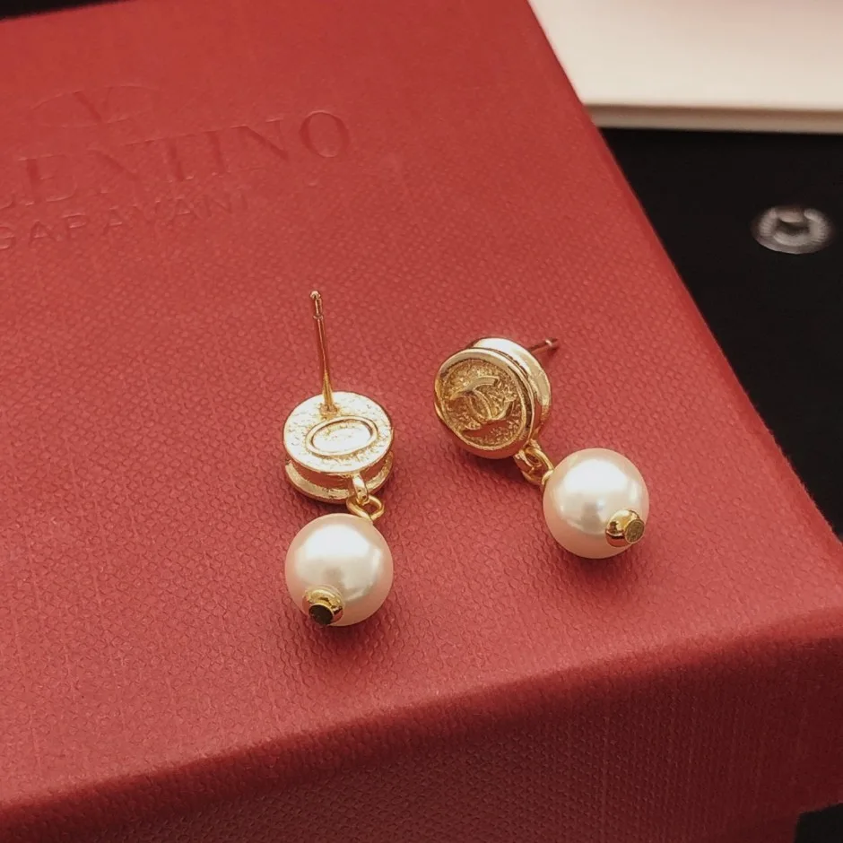 1785810443658157.jpg 高級感溢れる♪ピアス パールxCCロゴ シャネル イヤリング 偽物 合わせやすい