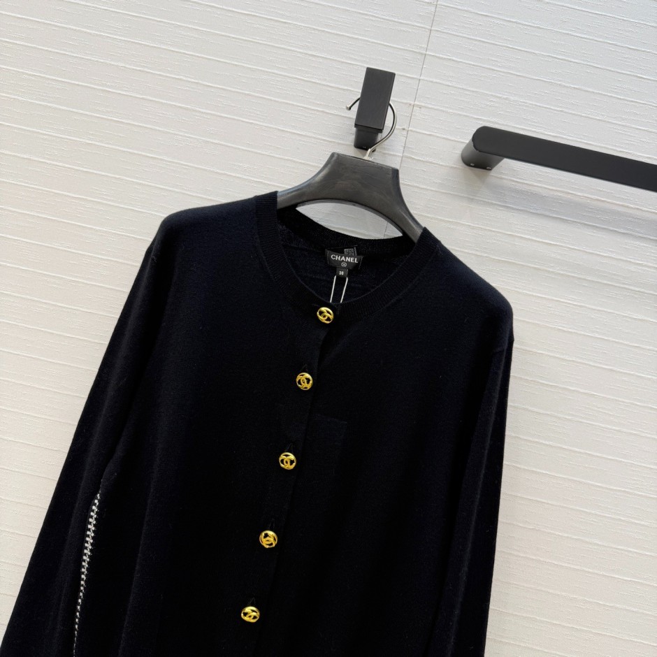 1785841037463068.jpg シンプル 上品 シャネル ニット 偽物 カシミヤ ロゴボタン カーディガン ブラック