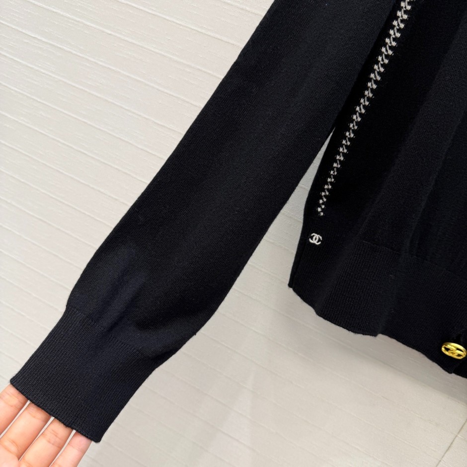 1785841037757152.jpg シンプル 上品 シャネル ニット 偽物 カシミヤ ロゴボタン カーディガン ブラック