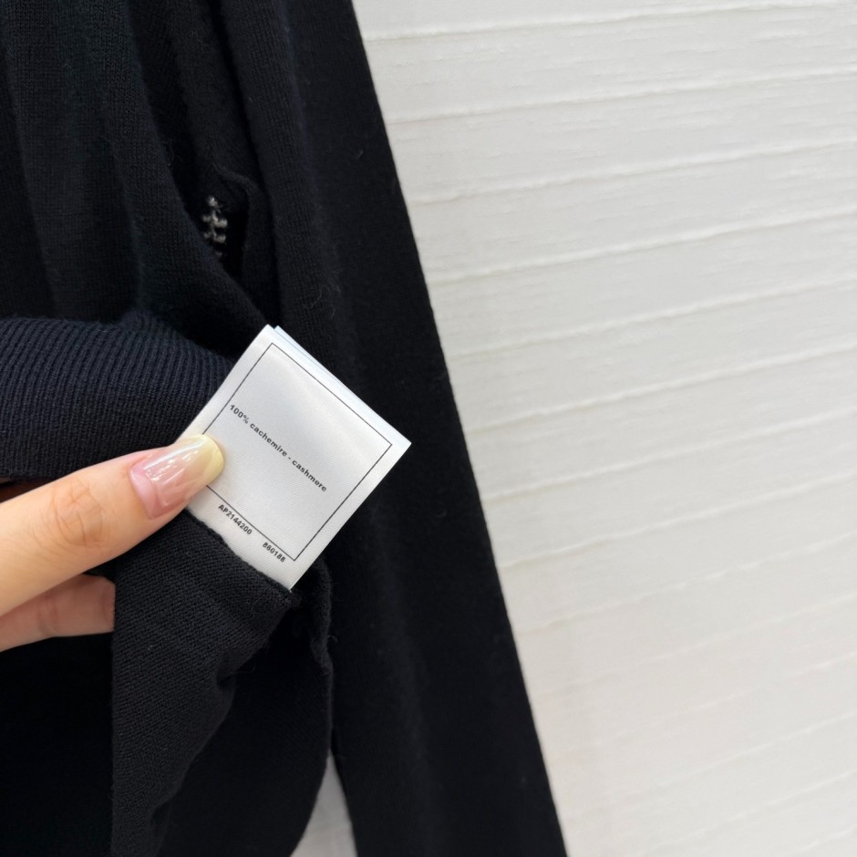 1785841039490967.jpg シンプル 上品 シャネル ニット 偽物 カシミヤ ロゴボタン カーディガン ブラック