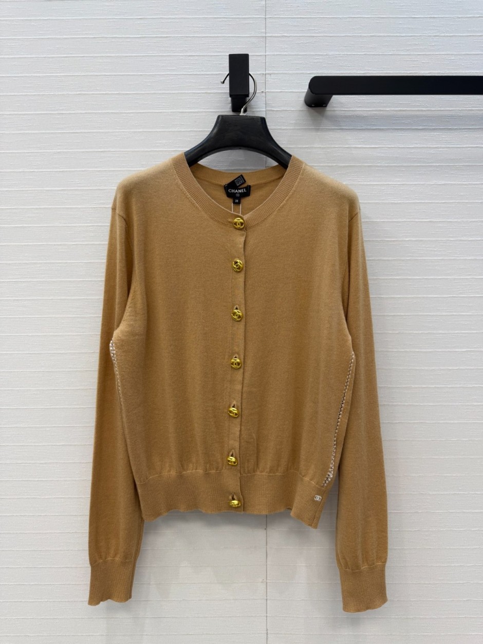 シンプル 上品 シャネル ニット 偽物 カシミヤ ロゴボタン カーディガン キャメル