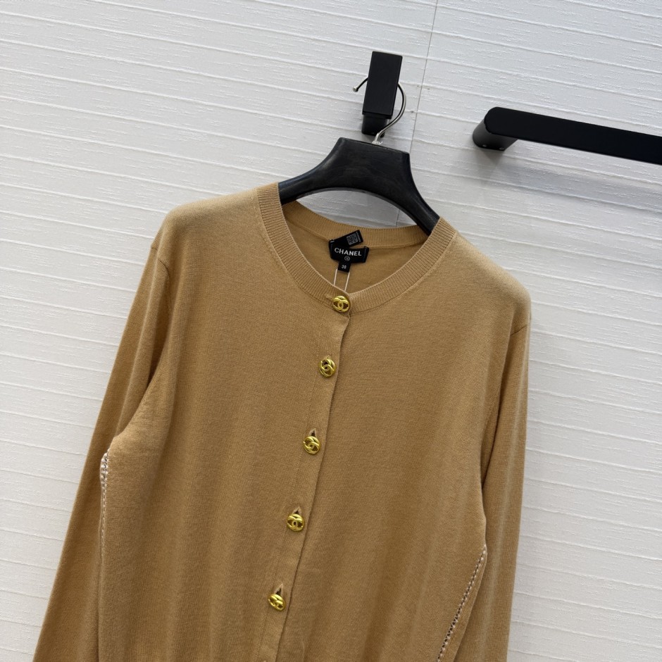 シンプル 上品 シャネル ニット 偽物 カシミヤ ロゴボタン カーディガン キャメル