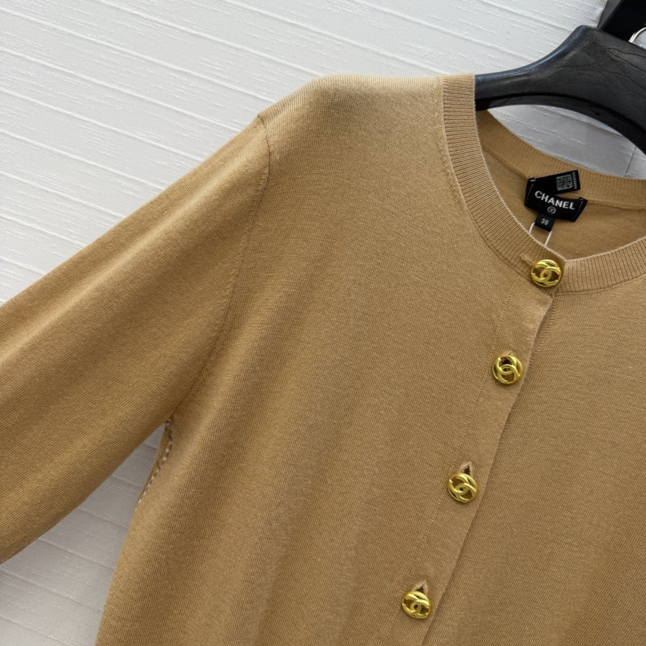 シンプル 上品 シャネル ニット 偽物 カシミヤ ロゴボタン カーディガン キャメル