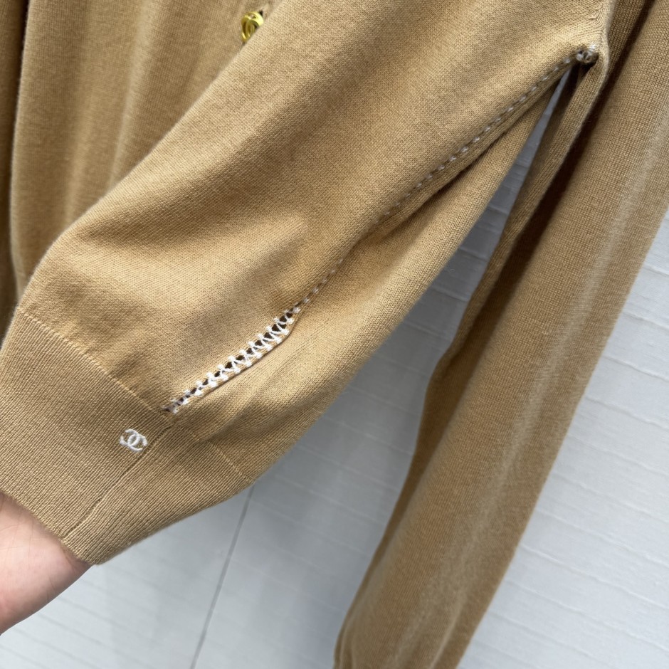 シンプル 上品 シャネル ニット 偽物 カシミヤ ロゴボタン カーディガン キャメル