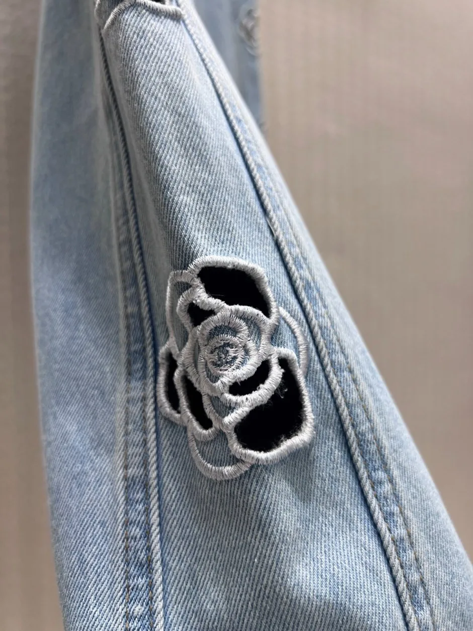 お洒落 シャネル ジーンズ 偽物 カットアウト フラワー刺繍 デニムパンツ