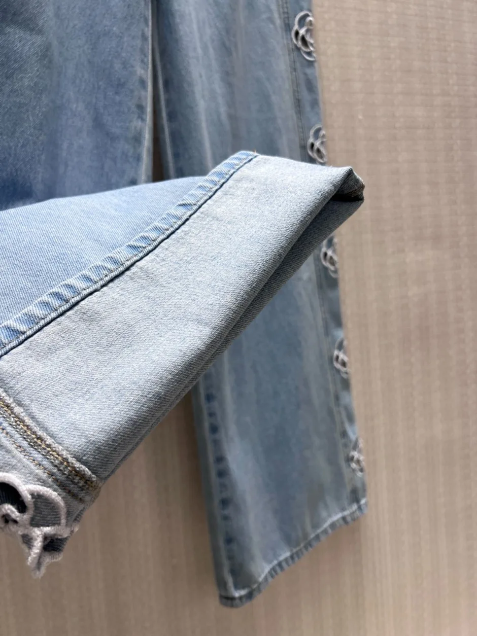 お洒落 シャネル ジーンズ 偽物 カットアウト フラワー刺繍 デニムパンツ