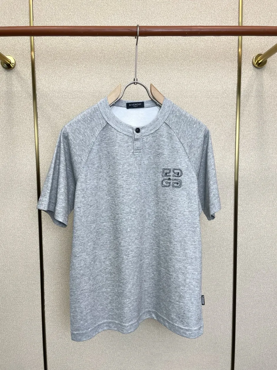 1785991362773937.jpg カジュアル ジバンシィ Tシャツ 偽物 ロゴ ヘンリーネックTシャツ