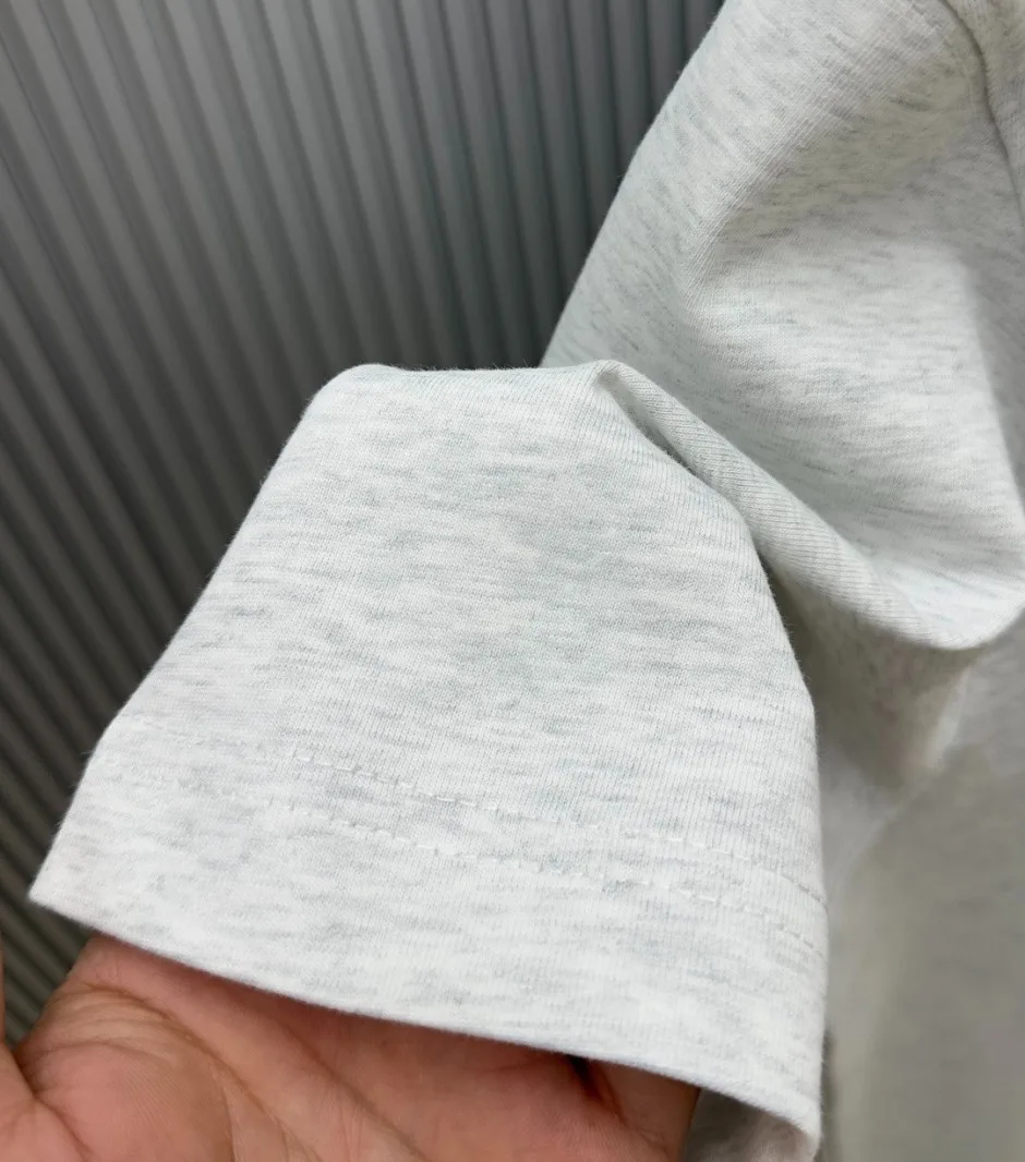 フラワーモチーフグラフィック クルーネック半袖Tシャツ オフホワイト Tシャツ 偽物 ライトグレー