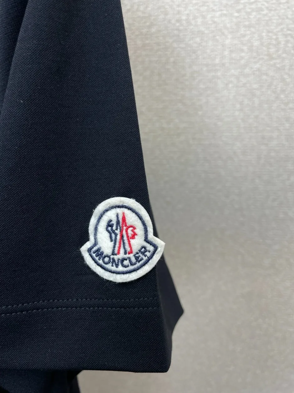 1786428856441431.webp シンプル 洗練された モンクレール Tシャツ 偽物 クルーネック 半袖Tシャツ