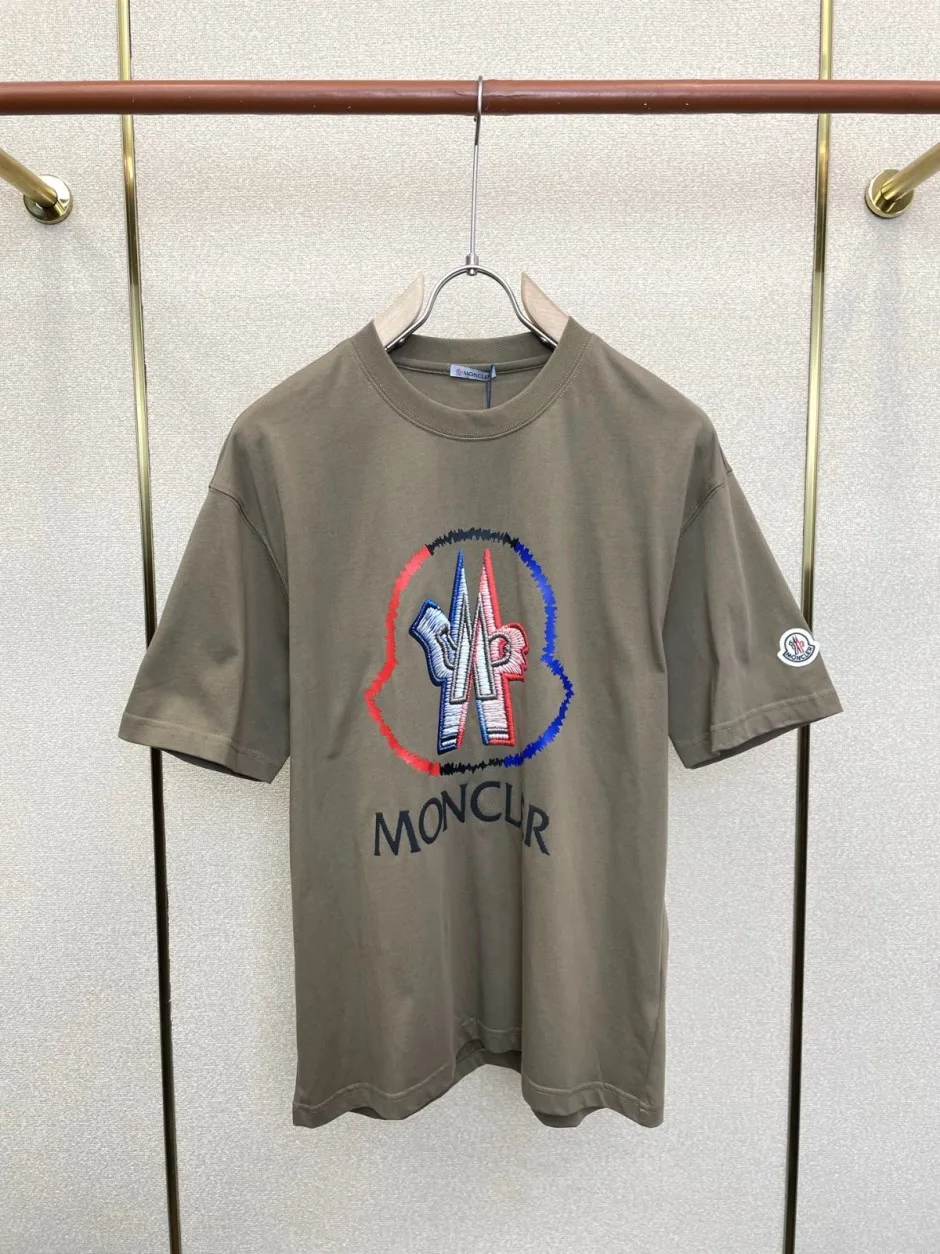 1786434728617612.webp お洒落 合わせやすい モンクレール Tシャツ 偽物 ロゴプリント クルーネック 半袖Tシャツ