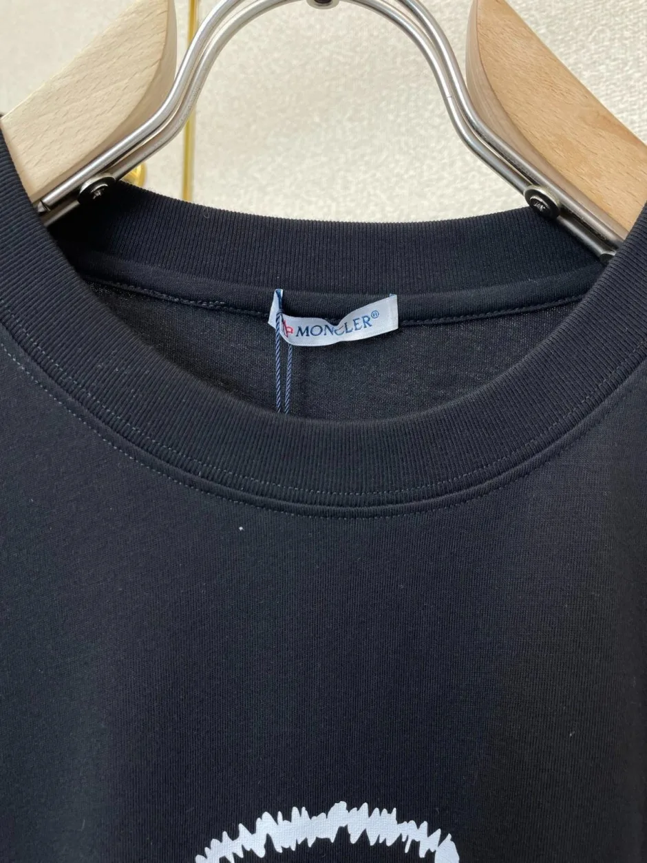 1786434733658101.webp お洒落 合わせやすい モンクレール Tシャツ 偽物 ロゴプリント クルーネック 半袖Tシャツ