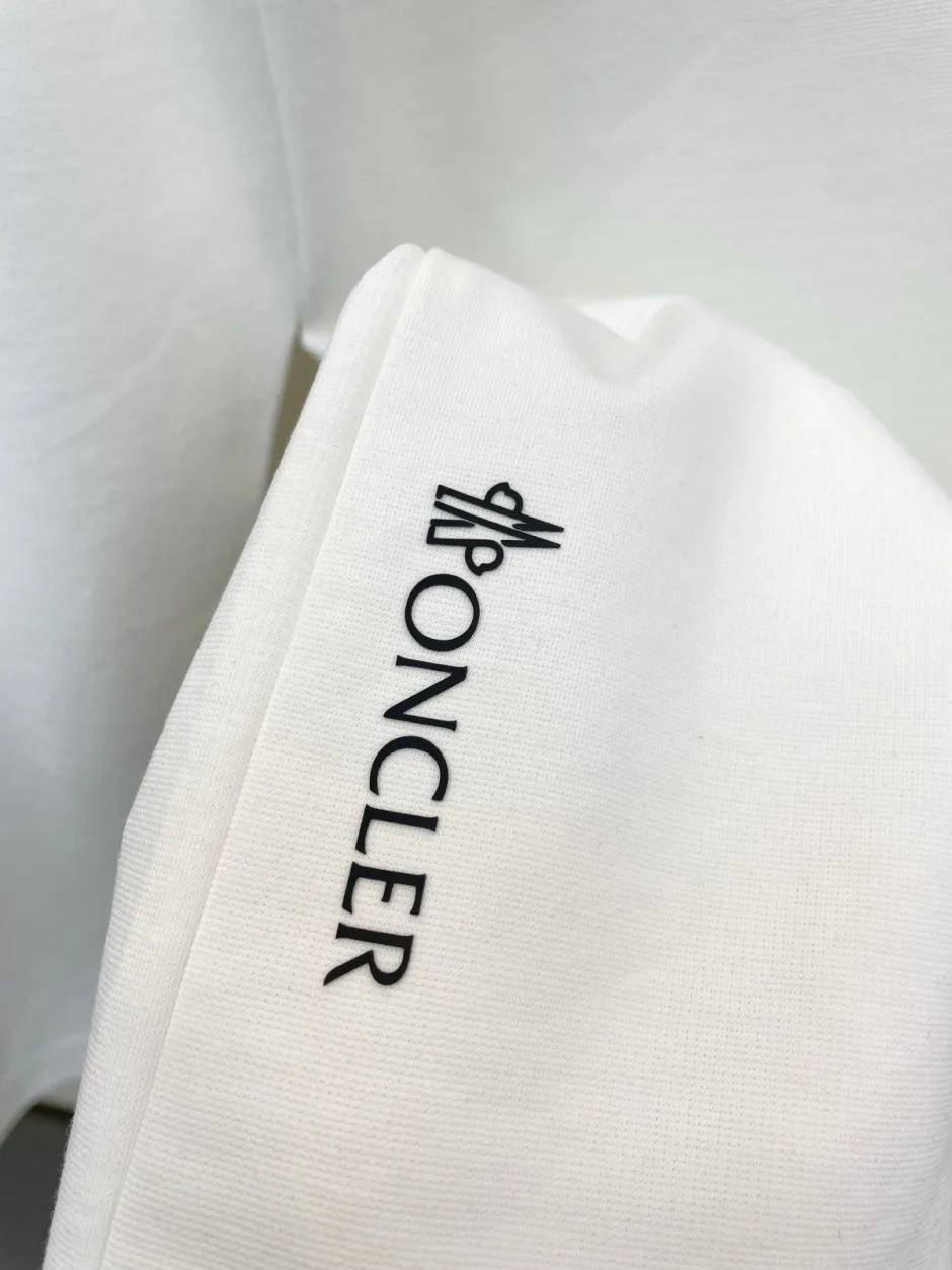 シンプル 洗練された ロゴ 長袖Tシャツ モンクレール Tシャツ 偽物 合わせやすい