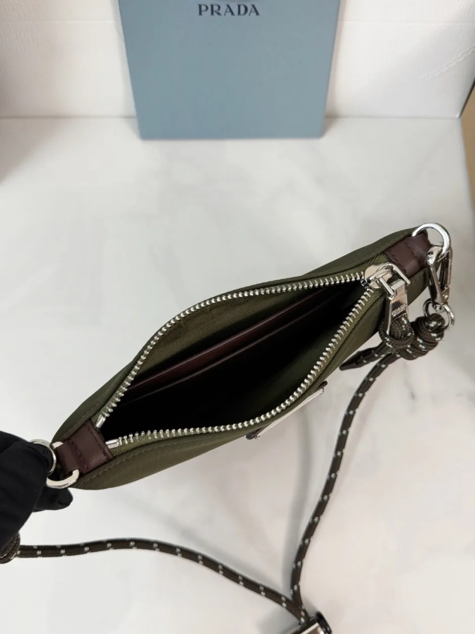 1786624368404921.webp プラダ スピードロック Re-Nylon スマートフォンケース スーパーコピー 2ZT073 グリーン