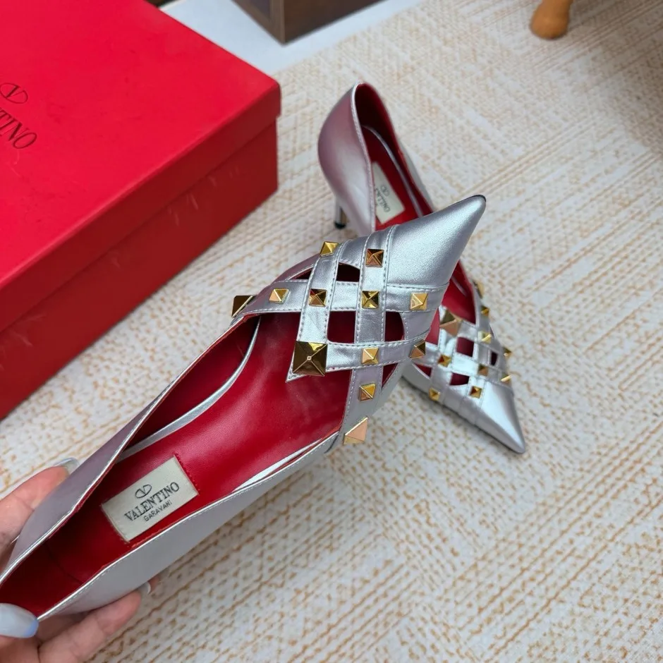1786957224954414.webp ヴァレンティノ スタディ パンプス コピー 人気 洗練された ハイヒール シルバー