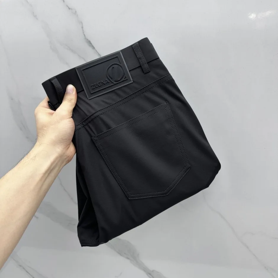 シンプル テーパード チノパンツ エルメネジルド・ゼニア スラックス 偽物 ブラック