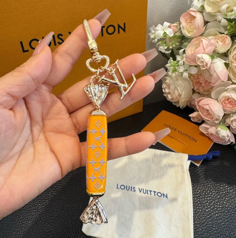 遊び心満載 バッグチャーム･LV スイーツ ルイ・ヴィトン キーホルダー 偽物