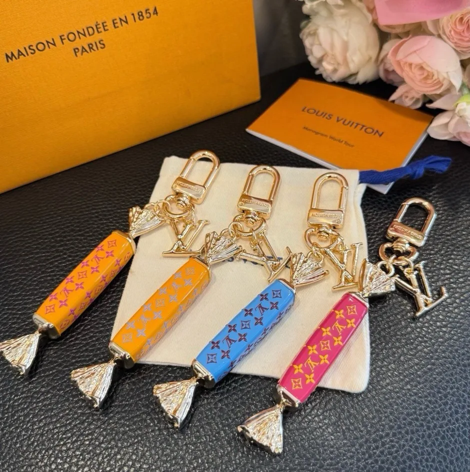 遊び心満載 バッグチャーム･LV スイーツ ルイ・ヴィトン キーホルダー 偽物