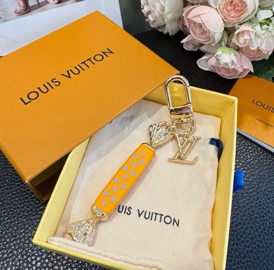 遊び心満載 バッグチャーム･LV スイーツ ルイ・ヴィトン キーホルダー 偽物