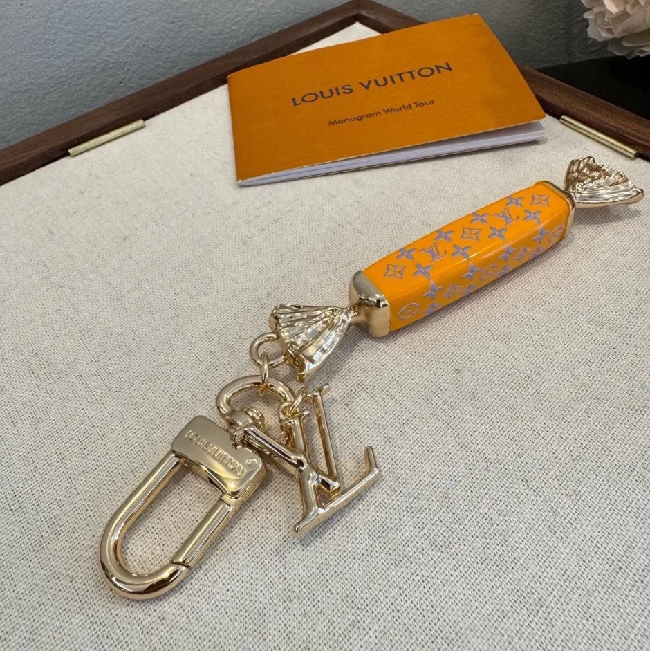 遊び心満載 バッグチャーム･LV スイーツ ルイ・ヴィトン キーホルダー 偽物