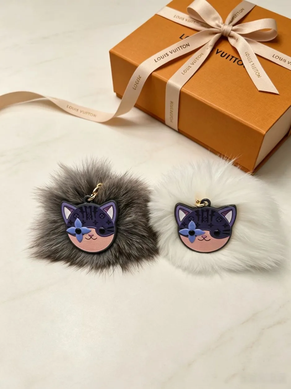 1787201897295075.webp 遊び心満載 ルイ・ヴィトン キーホルダー 偽物 バッグチャーム・LV キャット ポンポン
