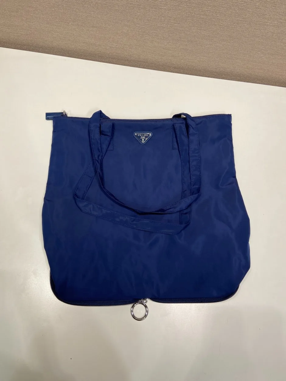 1787918943429989.webp プラダ バッグ コピー サフィアーノレザー ペンダント付 Re-Nylon トートバッグ1TT330 ブルー