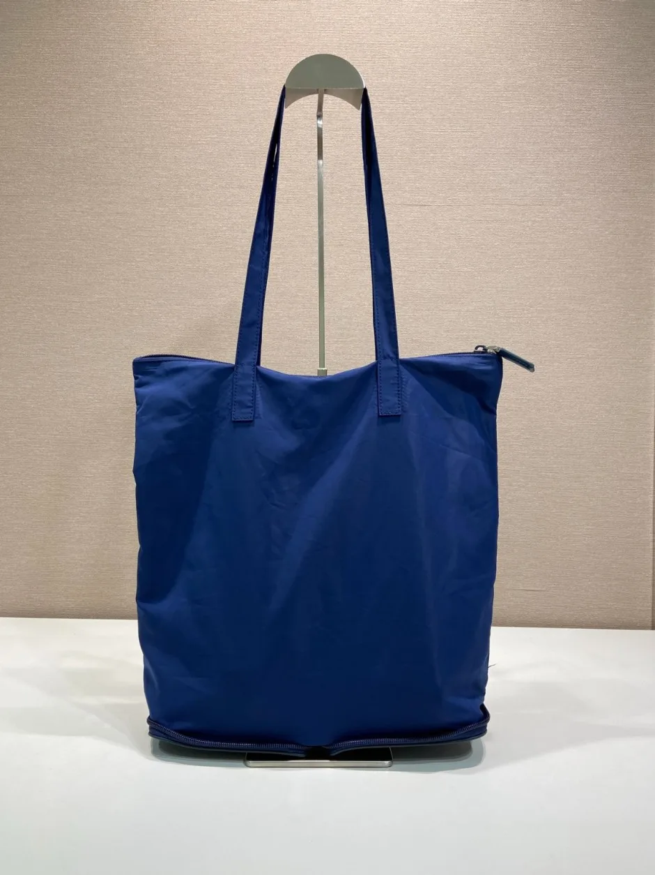1787918943647271.webp プラダ バッグ コピー サフィアーノレザー ペンダント付 Re-Nylon トートバッグ1TT330 ブルー