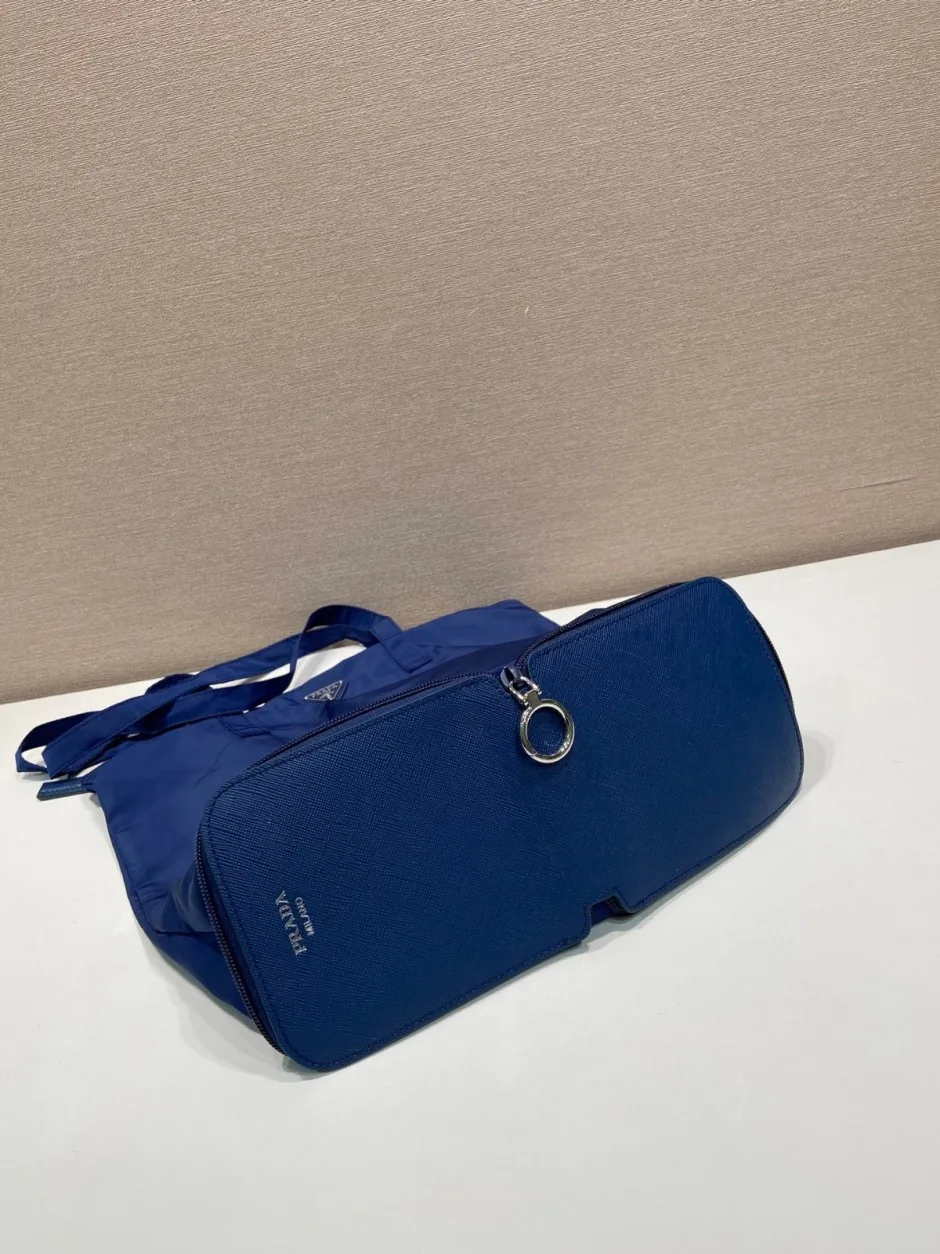 1787918947252896.webp プラダ バッグ コピー サフィアーノレザー ペンダント付 Re-Nylon トートバッグ1TT330 ブルー