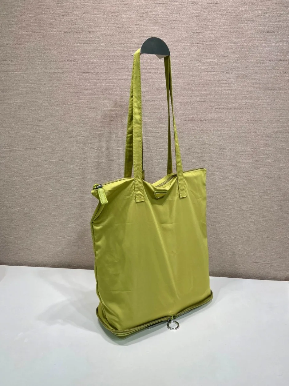 1787919119374652.webp プラダ バッグ コピー サフィアーノレザー ペンダント付 Re-Nylon トートバッグ1TT330 グリーン