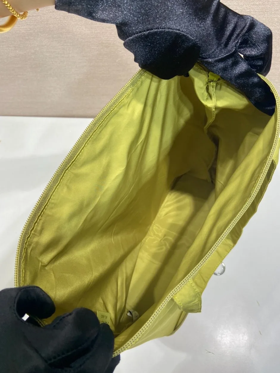 1787919125322105.webp プラダ バッグ コピー サフィアーノレザー ペンダント付 Re-Nylon トートバッグ1TT330 グリーン