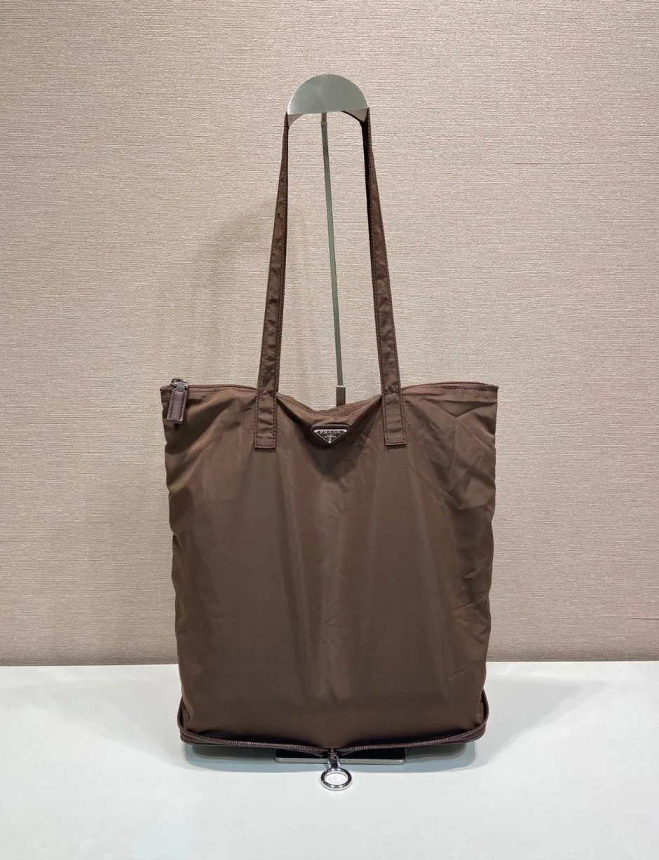 1787919318757082.webp プラダ バッグ コピー サフィアーノレザー ペンダント付 Re-Nylon トートバッグ1TT330 ブラウン