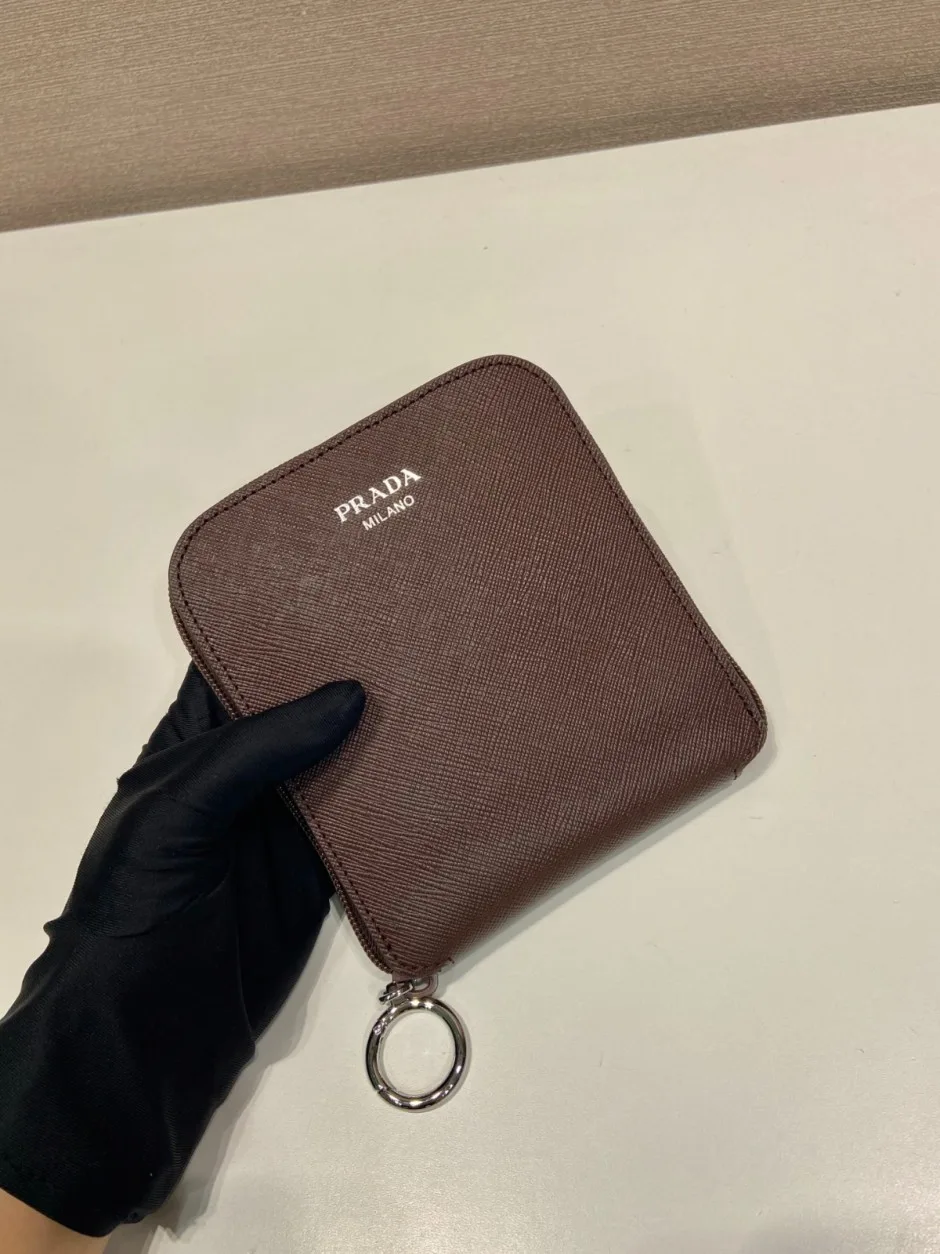 1787919325452576.webp プラダ バッグ コピー サフィアーノレザー ペンダント付 Re-Nylon トートバッグ1TT330 ブラウン