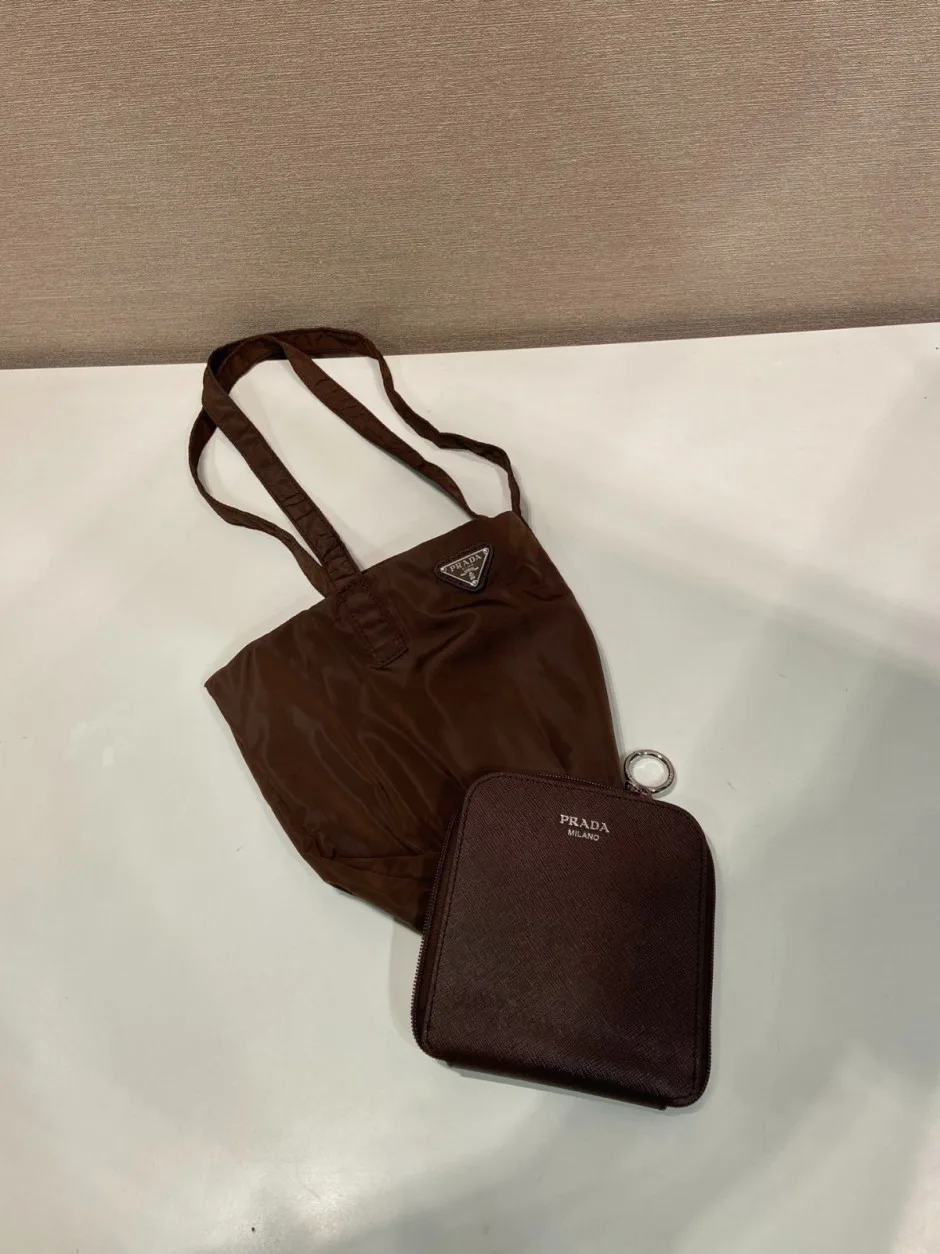1787919325945669.webp プラダ バッグ コピー サフィアーノレザー ペンダント付 Re-Nylon トートバッグ1TT330 ブラウン