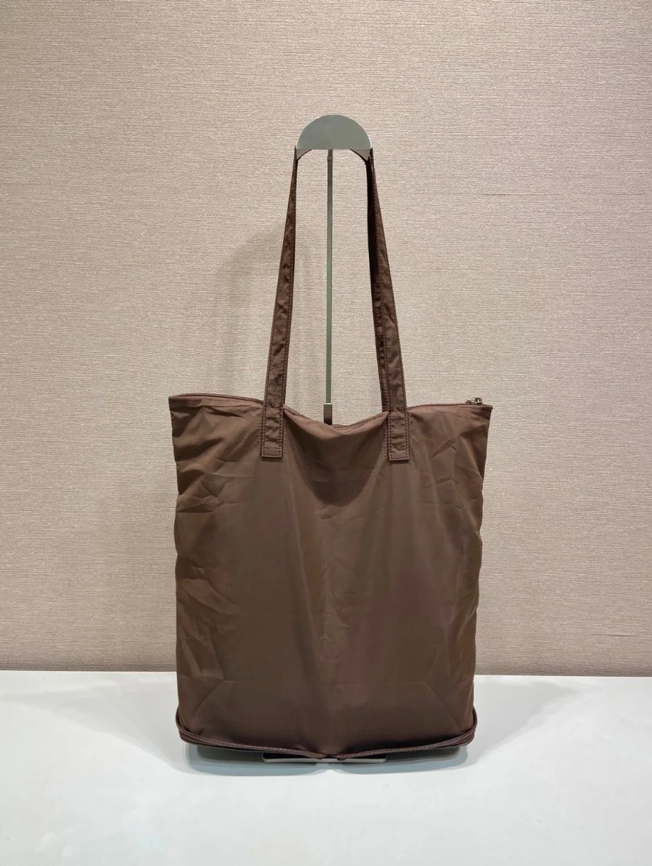 1787919326262142.webp プラダ バッグ コピー サフィアーノレザー ペンダント付 Re-Nylon トートバッグ1TT330 ブラウン