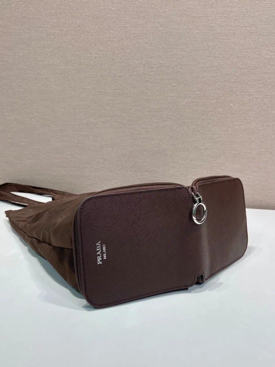 1787919329604360.webp プラダ バッグ コピー サフィアーノレザー ペンダント付 Re-Nylon トートバッグ1TT330 ブラウン