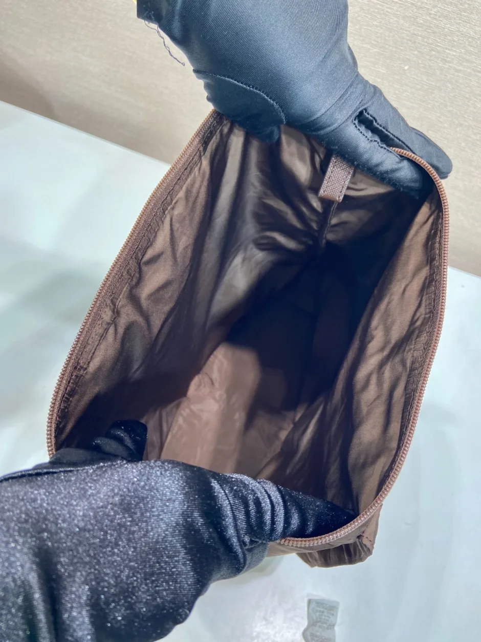 1787919330814448.webp プラダ バッグ コピー サフィアーノレザー ペンダント付 Re-Nylon トートバッグ1TT330 ブラウン