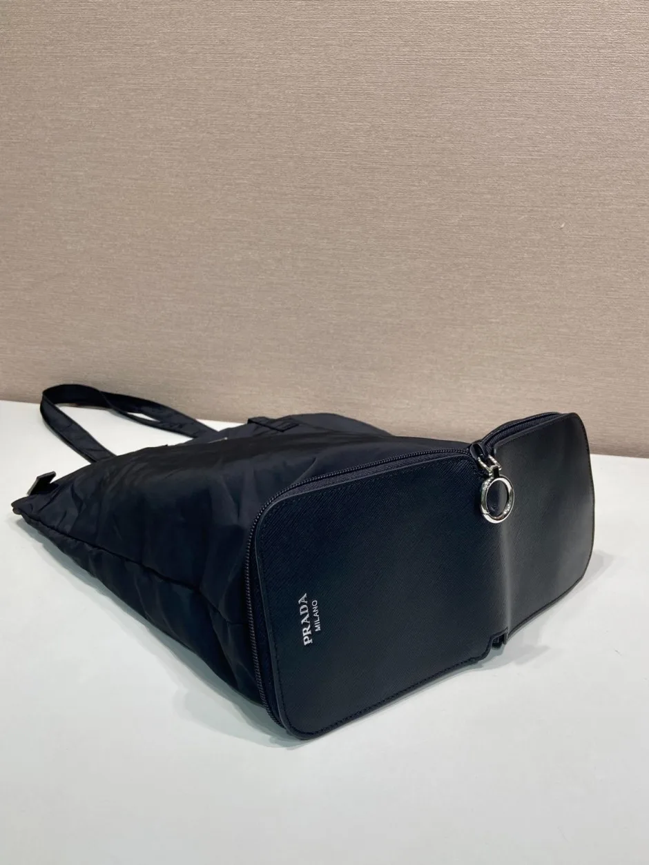 1787919587474014.webp サフィアーノレザー ペンダント付 Re-Nylon トートバッグ プラダ バッグ コピー 1TT330 ブラック