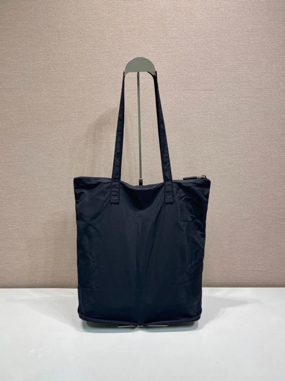 1787919588292242.webp サフィアーノレザー ペンダント付 Re-Nylon トートバッグ プラダ バッグ コピー 1TT330 ブラック