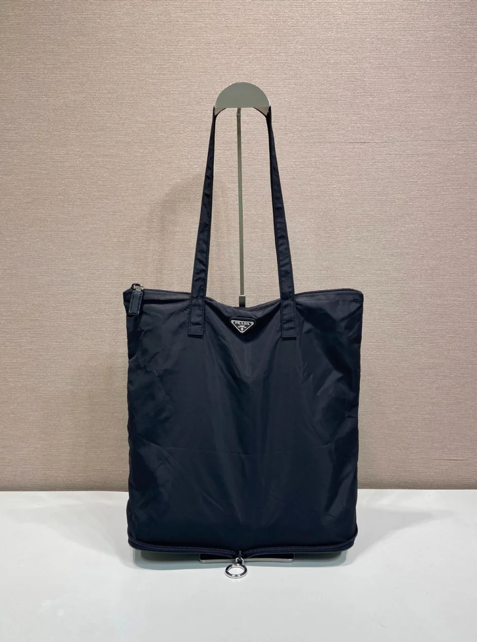 1787919588925275.webp サフィアーノレザー ペンダント付 Re-Nylon トートバッグ プラダ バッグ コピー 1TT330 ブラック