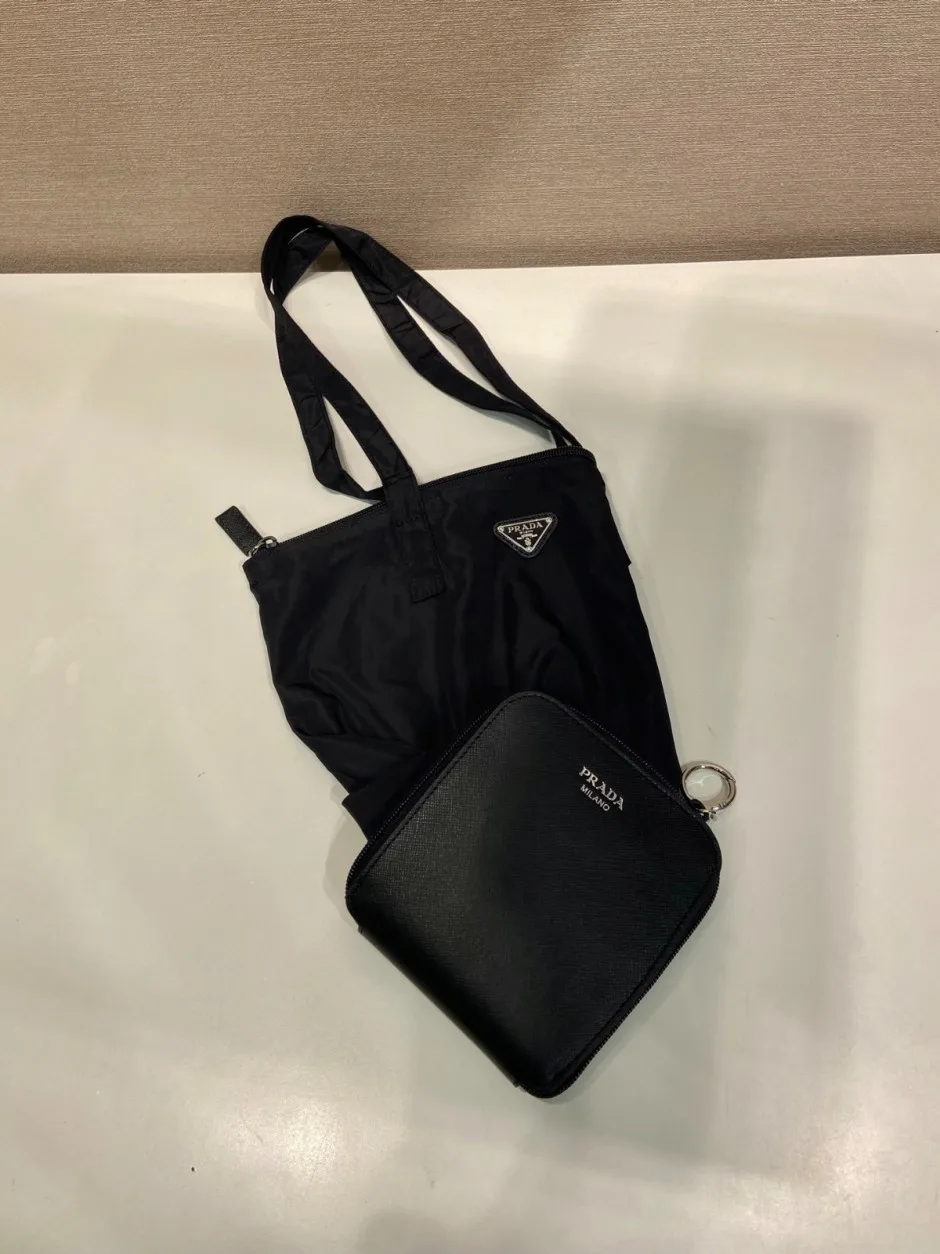 1787919590315647.webp サフィアーノレザー ペンダント付 Re-Nylon トートバッグ プラダ バッグ コピー 1TT330 ブラック
