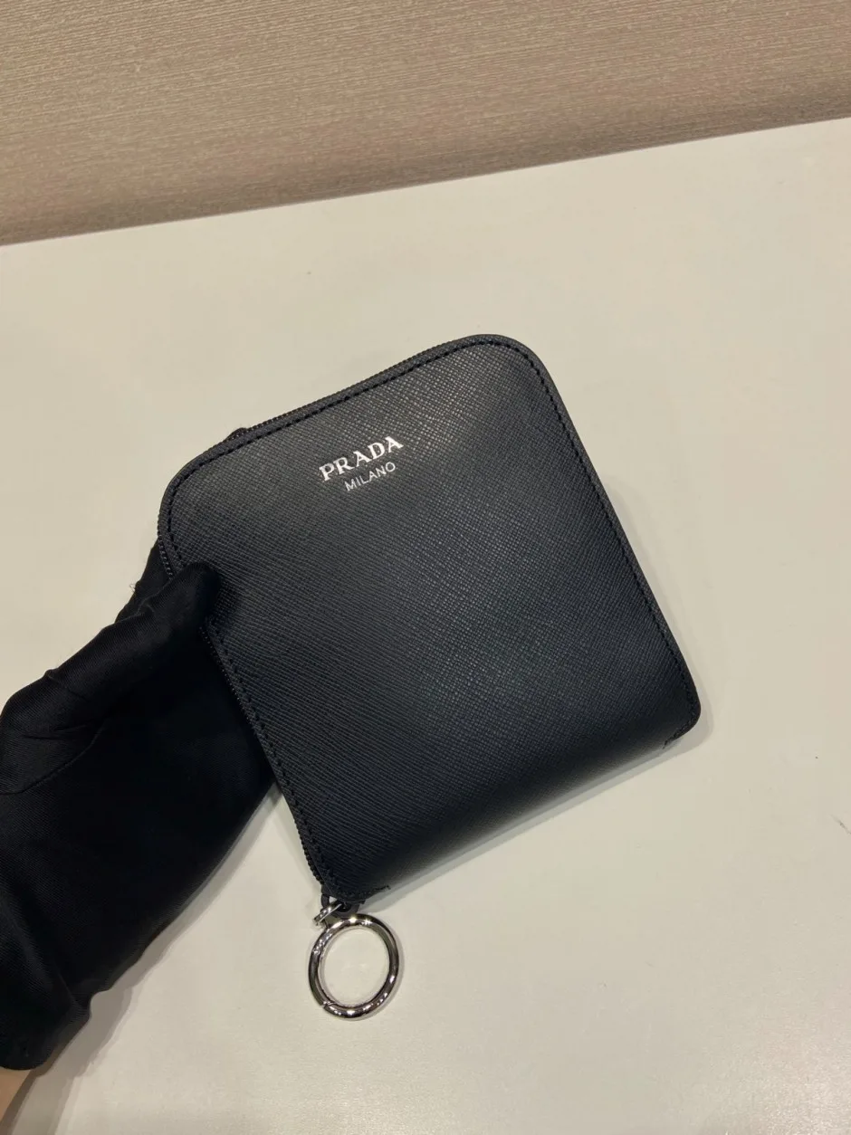 1787919590786218.webp サフィアーノレザー ペンダント付 Re-Nylon トートバッグ プラダ バッグ コピー 1TT330 ブラック