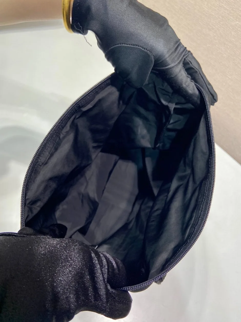 1787919591408992.webp サフィアーノレザー ペンダント付 Re-Nylon トートバッグ プラダ バッグ コピー 1TT330 ブラック