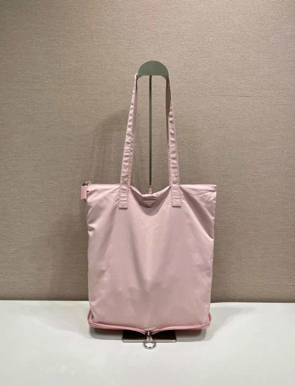1787919766499492.webp サフィアーノレザー ペンダント付 Re-Nylon トートバッグ プラダ バッグ コピー 1TT330 ピンク
