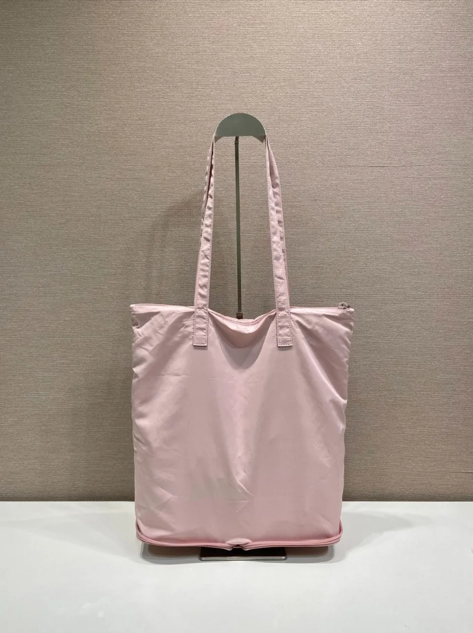 1787919766506320.webp サフィアーノレザー ペンダント付 Re-Nylon トートバッグ プラダ バッグ コピー 1TT330 ピンク