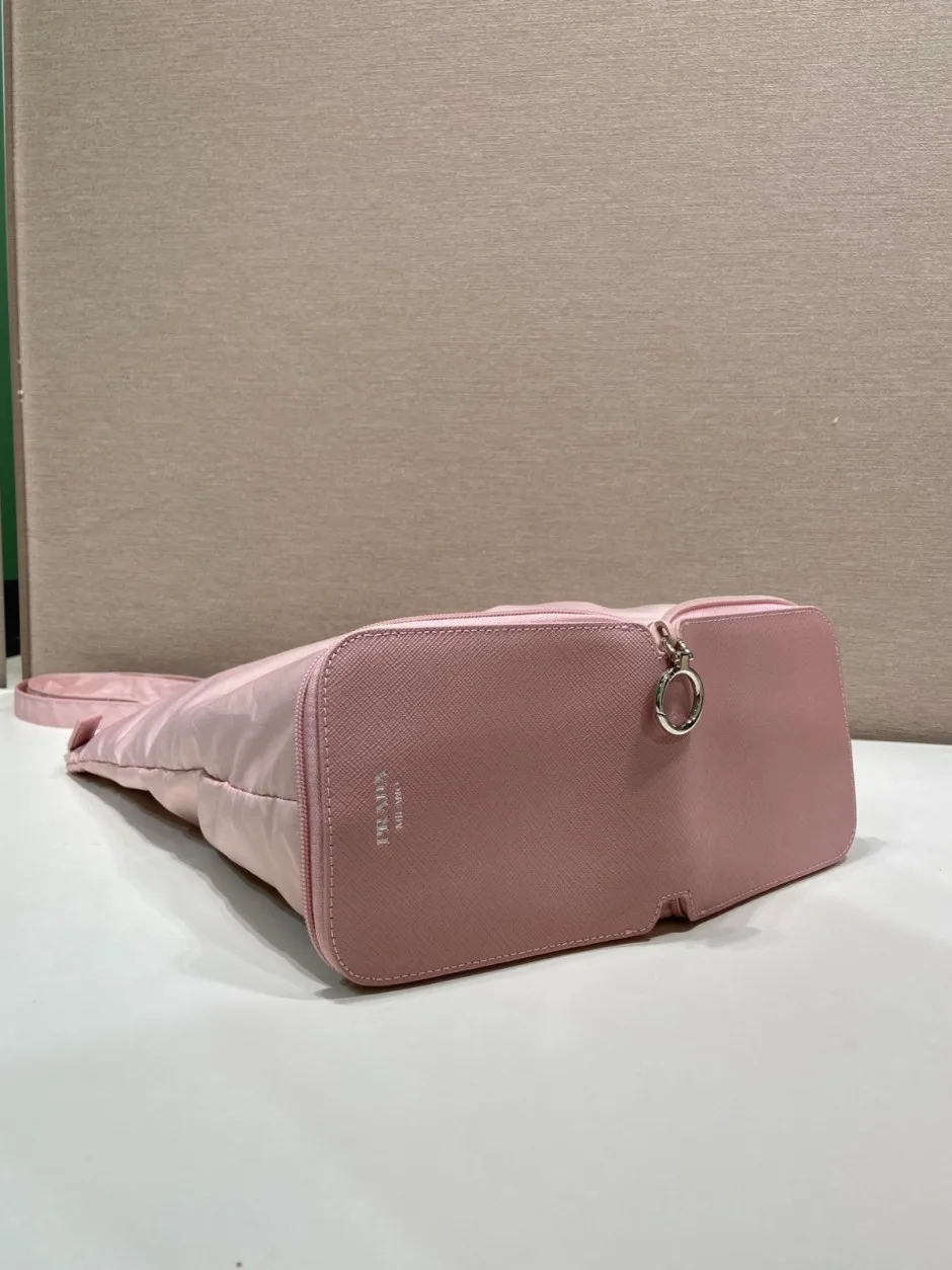 1787919766540415.webp サフィアーノレザー ペンダント付 Re-Nylon トートバッグ プラダ バッグ コピー 1TT330 ピンク